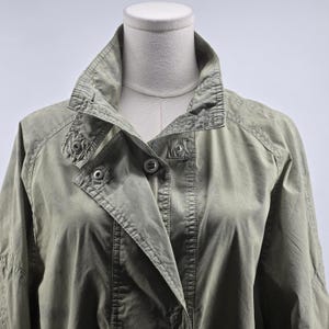 Chaqueta Free People para mujer, talla S, mezcla de algodón teñido con técnica tie-dye, cuello militar, bolsillos, corte corto. imagen 2