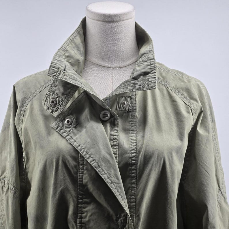 Chaqueta Free People para mujer, talla S, mezcla de algodón teñido con técnica tie-dye, cuello militar, bolsillos, corte corto. imagen 2
