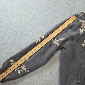 Chaqueta Johnny Was para mujer, talla S, gris, de seda, bomber, bordada, con forro y bolsillos. imagen 13