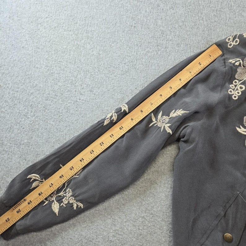 Chaqueta Johnny Was para mujer, talla S, gris, de seda, bomber, bordada, con forro y bolsillos. imagen 13