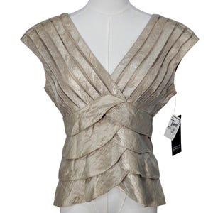 Blusa Adrianna Papell para mujer, talla 6, color beige, cuello en V, manga corta, volantes plisados, satén. imagen 1