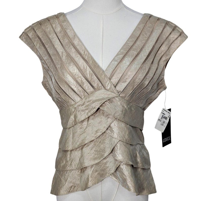 Blusa Adrianna Papell para mujer, talla 6, color beige, cuello en V, manga corta, volantes plisados, satén. imagen 1