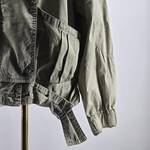 Chaqueta Free People para mujer, talla S, mezcla de algodón teñido con técnica tie-dye, cuello militar, bolsillos, corte corto. imagen 4
