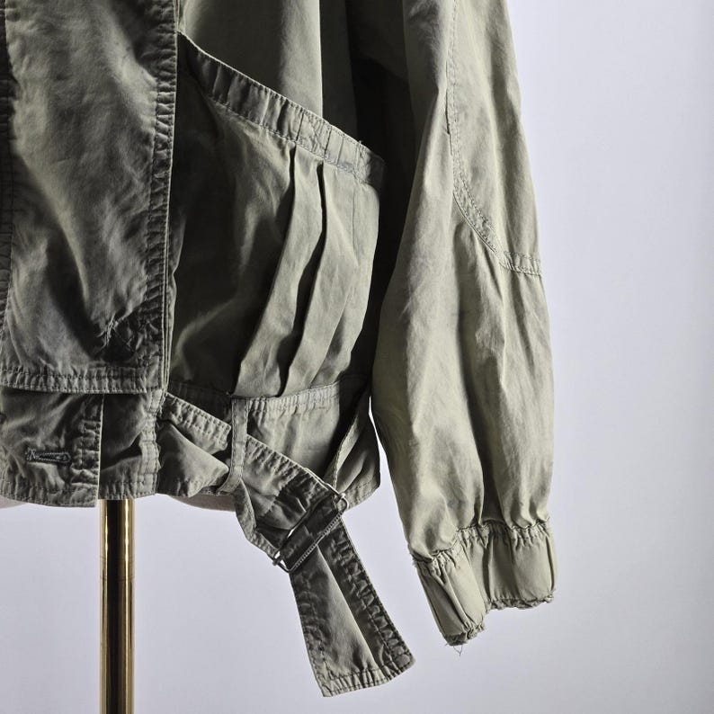 Chaqueta Free People para mujer, talla S, mezcla de algodón teñido con técnica tie-dye, cuello militar, bolsillos, corte corto. imagen 4