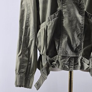 Chaqueta Free People para mujer, talla S, mezcla de algodón teñido con técnica tie-dye, cuello militar, bolsillos, corte corto. imagen 3