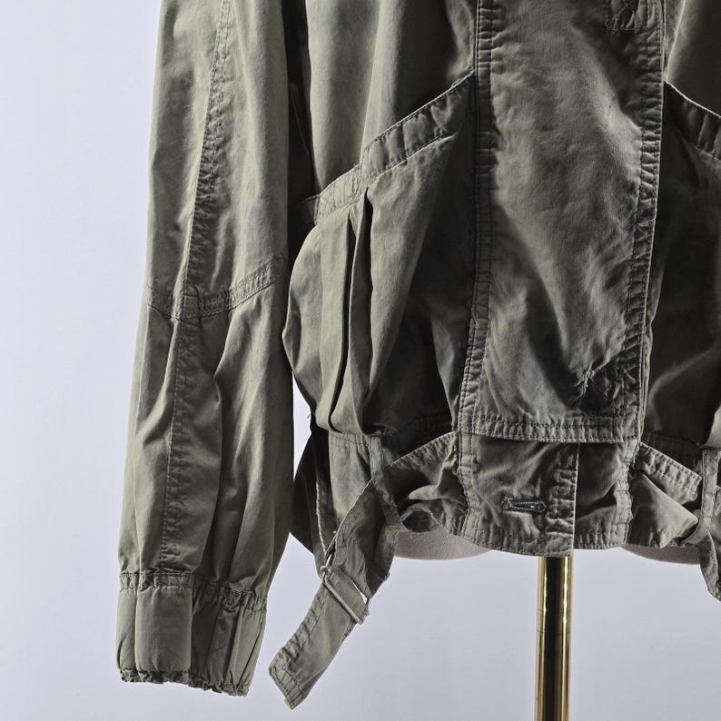 Chaqueta Free People para mujer, talla S, mezcla de algodón teñido con técnica tie-dye, cuello militar, bolsillos, corte corto. imagen 3