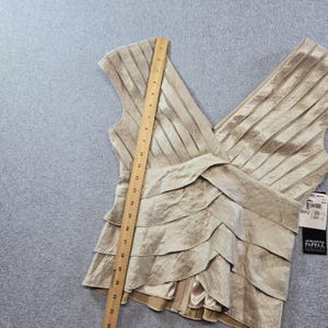 Blusa Adrianna Papell para mujer, talla 6, color beige, cuello en V, manga corta, volantes plisados, satén. imagen 12