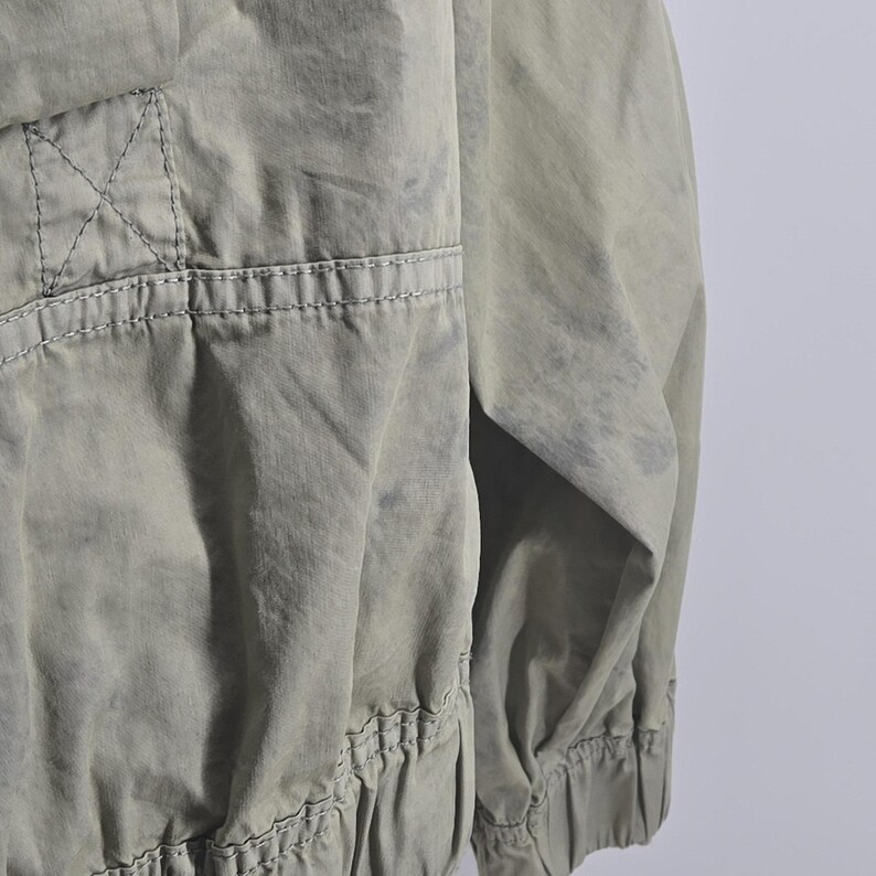 Chaqueta Free People para mujer, talla S, mezcla de algodón teñido con técnica tie-dye, cuello militar, bolsillos, corte corto. imagen 8