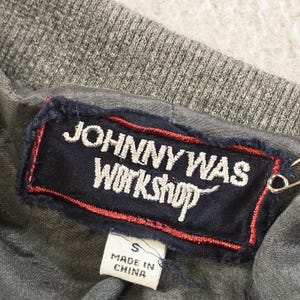 Chaqueta Johnny Was para mujer, talla S, gris, de seda, bomber, bordada, con forro y bolsillos. imagen 9