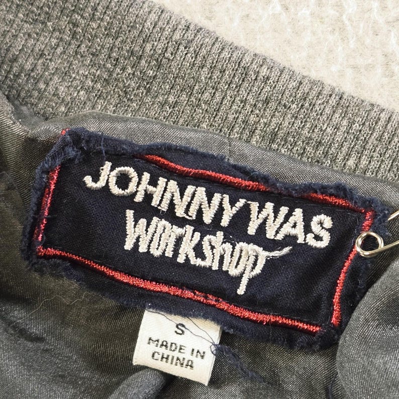 Chaqueta Johnny Was para mujer, talla S, gris, de seda, bomber, bordada, con forro y bolsillos. imagen 9