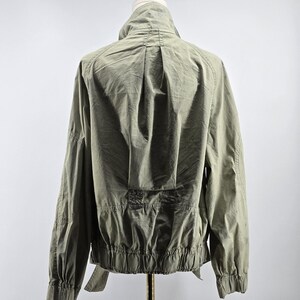 Chaqueta Free People para mujer, talla S, mezcla de algodón teñido con técnica tie-dye, cuello militar, bolsillos, corte corto. imagen 5