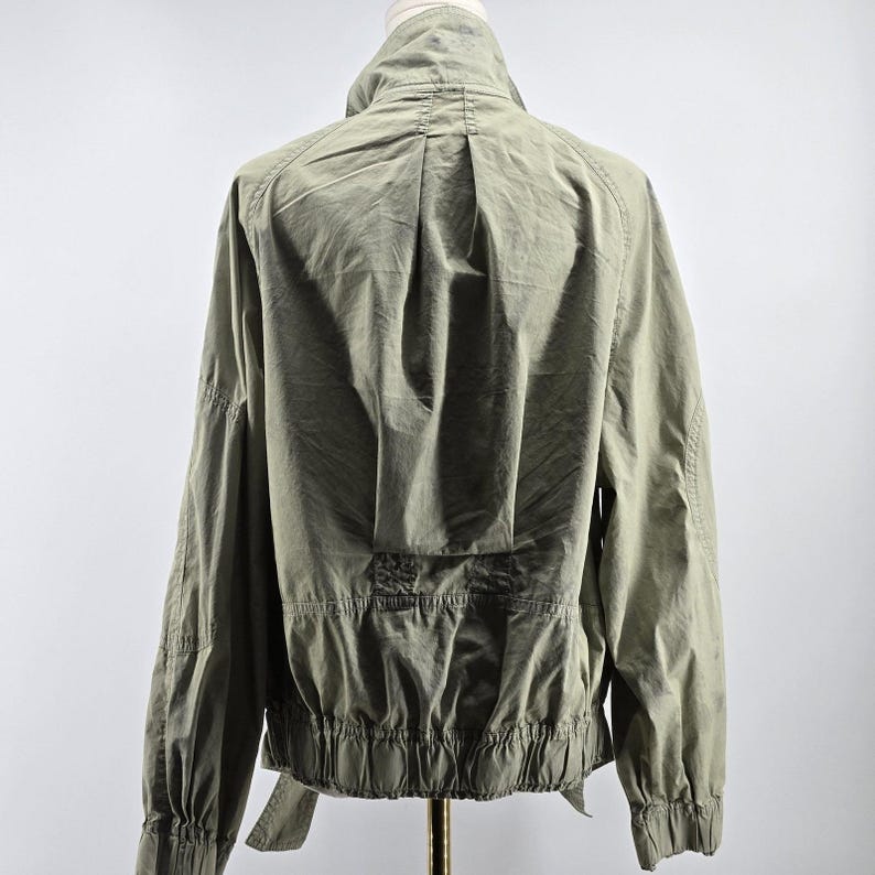 Chaqueta Free People para mujer, talla S, mezcla de algodón teñido con técnica tie-dye, cuello militar, bolsillos, corte corto. imagen 5