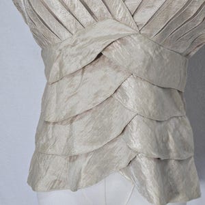 Blusa Adrianna Papell para mujer, talla 6, color beige, cuello en V, manga corta, volantes plisados, satén. imagen 4