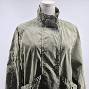 Chaqueta Free People para mujer, talla S, mezcla de algodón teñido con técnica tie-dye, cuello militar, bolsillos, corte corto. imagen 9