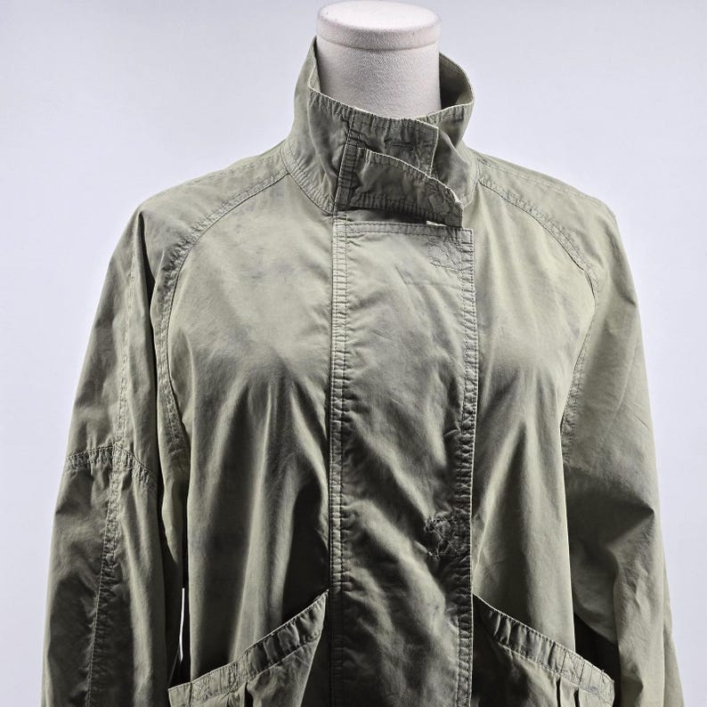 Chaqueta Free People para mujer, talla S, mezcla de algodón teñido con técnica tie-dye, cuello militar, bolsillos, corte corto. imagen 9