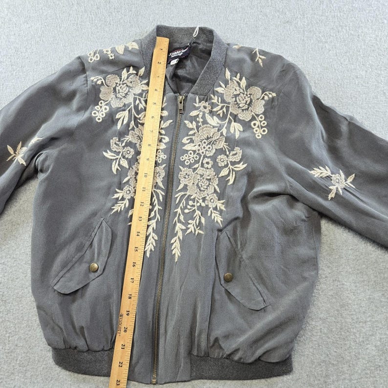 Chaqueta Johnny Was para mujer, talla S, gris, de seda, bomber, bordada, con forro y bolsillos. imagen 11