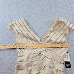 Blusa Adrianna Papell para mujer, talla 6, color beige, cuello en V, manga corta, volantes plisados, satén. imagen 11