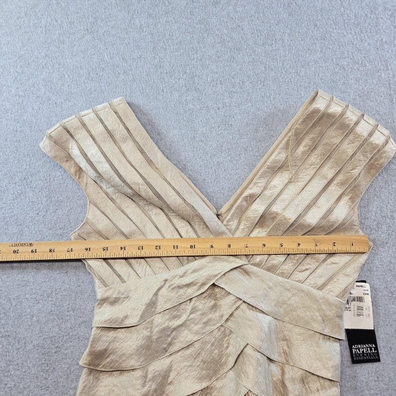 Blusa Adrianna Papell para mujer, talla 6, color beige, cuello en V, manga corta, volantes plisados, satén. imagen 11