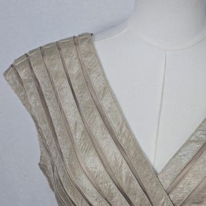 Blusa Adrianna Papell para mujer, talla 6, color beige, cuello en V, manga corta, volantes plisados, satén. imagen 2