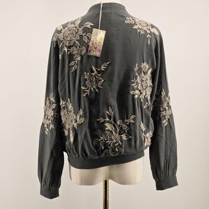Chaqueta Johnny Was para mujer, talla S, gris, de seda, bomber, bordada, con forro y bolsillos. imagen 5