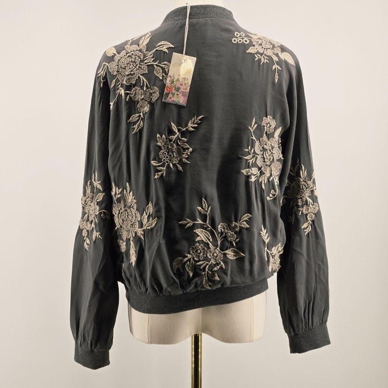 Chaqueta Johnny Was para mujer, talla S, gris, de seda, bomber, bordada, con forro y bolsillos. imagen 5