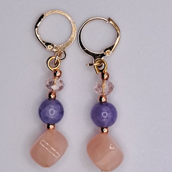 boucles d oreilles modernes acier inoxydable doré ,perle en cristal rose perles de verre violet et resine vernie rose ,handmade estival chic