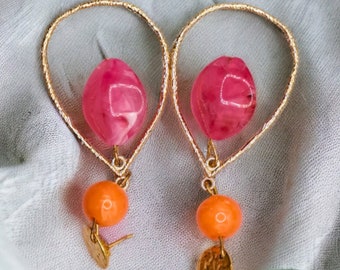 grandes boucles d'oreilles orange vif et fushia colorées ,acier inoxydable doré parfaites pour l'été ,fait main ,design unique ,eclatantes ..