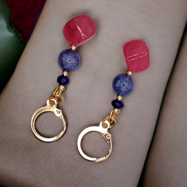 boucles d'oreilles chic en acier inoxydable doré ,perles en verre et résine couleur bleu lapis lazuli et fushia ,style élégant et glamour .