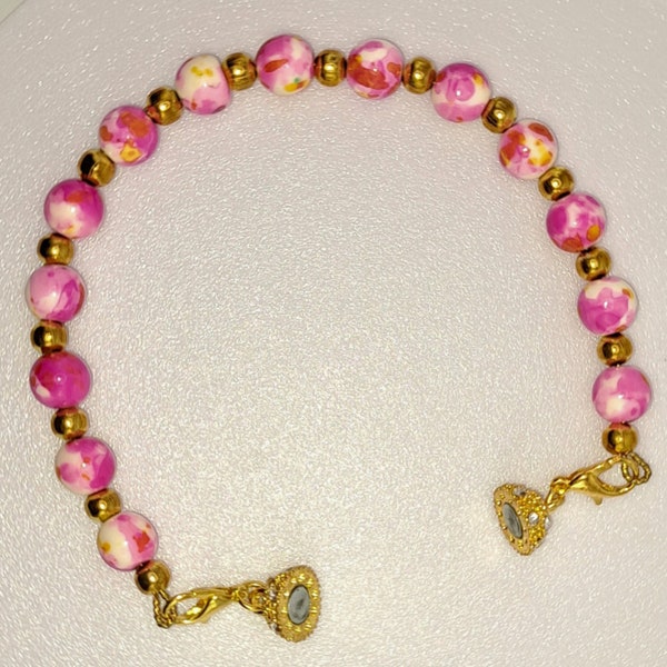 Bracelet perles en jade rose orangé ,chic ,fermoir magnetique avec strass ,petites perles en laiton magnifique ,handmade