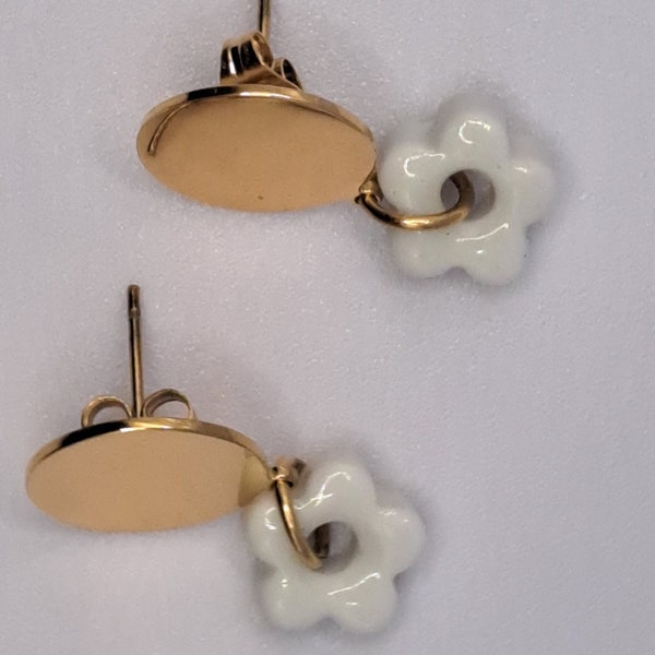 Schicke Boucles d'Oreilles in Form von Blumen aus weißer Keramik, aus rostfreiem Gold, unkonventionell, inspiriert vom Garten, handgefertigt