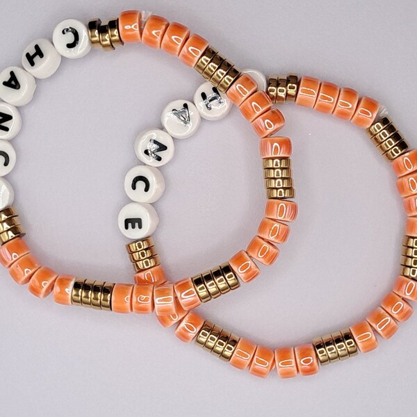 bracelet en perles heishi en ceramique et acier inoxydable doré ,message ,toujours tendance couleur orange acidulé ,handmade