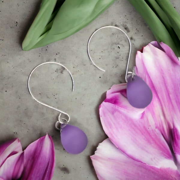 Boucles d'oreilles en forme de larmes en perle de verre de mer violette, argent sterling, mode, original, fait main, cadeau parfait pour elle.