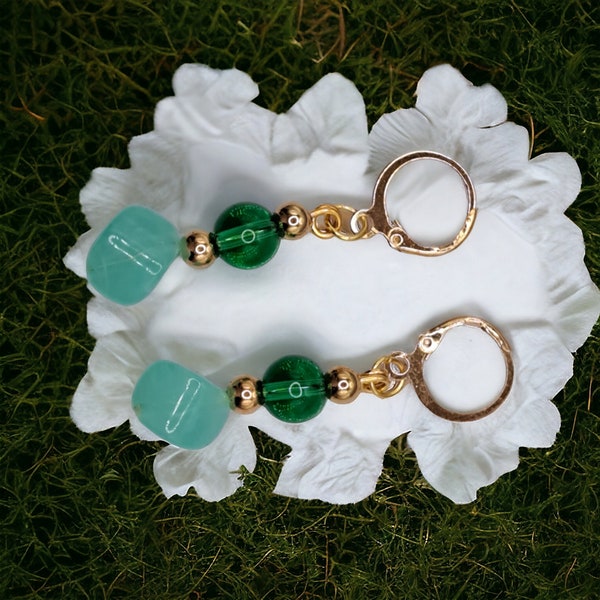 Boucles d oreilles en acer inoxydable dorées mit perles de verre türkis et vert emeraude vibrierende ,resine vernie ,elegantes ,bijou chic