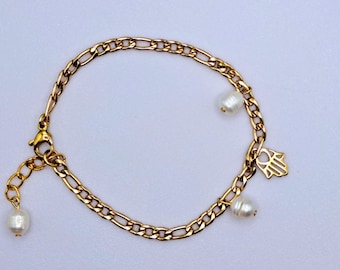 bracelet fin maillons en acier inoxydable doré et perles d'eau douce l religieux avec breloque main de Fatma ,cadeau delicat pour maman