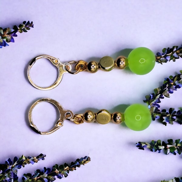boucles d'oreilles pendantes en acier inoxydable doré perles de verre vert pomme ,handmade ,tres estival ,ideales les jours ensoleilles