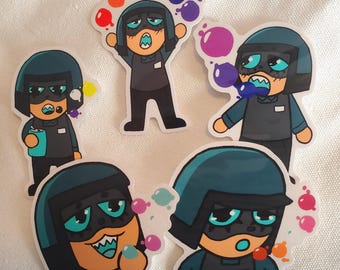 Op de afbeelding: Vijf kleurrijke stickers met een cartoonfiguur dat een blauwe helm en een zwart uniform draagt. Het personage blaast kleurrijke bellen. De stickers zijn op een witte achtergrond.