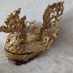 Burmese Hintha Bird-Shaped Betel Gold Lacquered Box