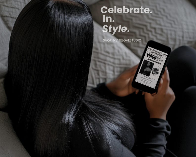 K&ouml;nnte beinhalten: Ein Smartphone zeigt eine Grafik im Zeitungsstil mit der &Uuml;berschrift "VIRGO Sun". Der Bildschirm des Telefons zeigt auch den Text "EXTRA! EXTRA!". Das Bild enth&auml;lt den Text "Celebrate. In. Style."