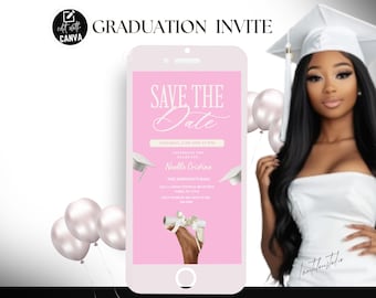 Può includere: Un design di invito di laurea rosa visualizzato sullo schermo di uno smartphone. L'invito include il testo "Save the Date" e i dettagli dell'evento. Una donna con cappello e abito di laurea è sullo sfondo, insieme a palloncini.
