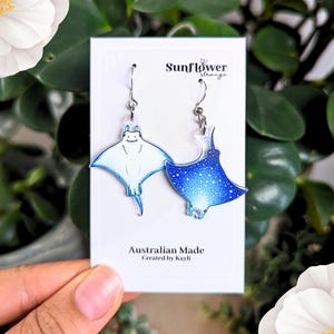 Orecchini Manta Ray / Base ipoallergenica, ciondolo impermeabile e opzioni in oro leggero