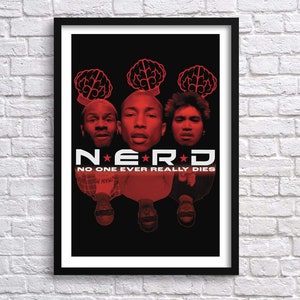 Puede incluir: Un p&oacute;ster enmarcado con fondo negro que presenta tres caras y la palabra "NERD" en blanco con estrellas rojas. El texto "NO ONE EVER REALLY DIES" est&aacute; debajo del nombre de la banda. Gr&aacute;ficos de cerebro rojos est&aacute;n encima de las caras.