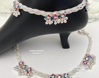 Könnte beinhalten: Silbernes Fußkettchen mit geflochtenem Design, verziert mit bunten floralen Akzenten und baumelnden Silberperlen. Das Fußkettchen wird auf einem schwarzen Fußform präsentiert. Der Text "IndoExquisite Designs" und "Design#2" sind sichtbar.