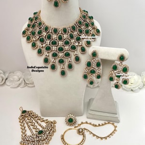 Cet élégant ensemble de mariée Kundan de qualité supérieure est livré avec des boucles d&#39;oreilles uniques et des bijoux tikka/de mariée indienne/des bijoux kundan Polki de haute qualité
