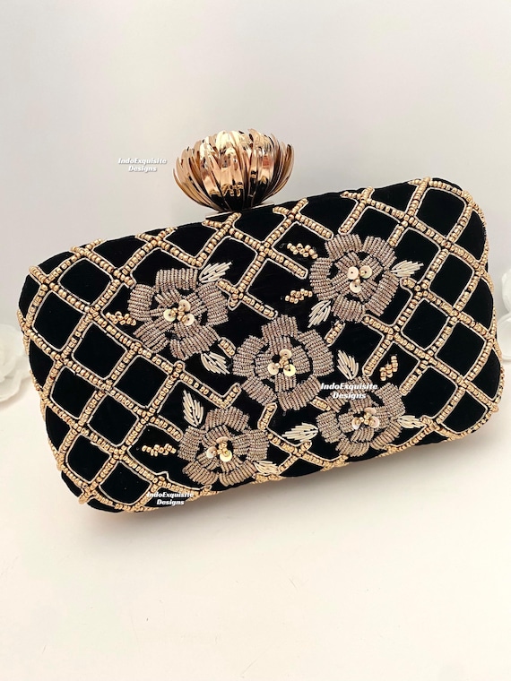 Splendida pochette nera ricamata fatta a mano (fornita con un