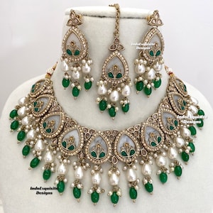 Può includere: Un set di collane da sposa indiane bianche e verdi con perle e perline verde smeraldo. Il set comprende una collana choker, orecchini e un maang tikka.