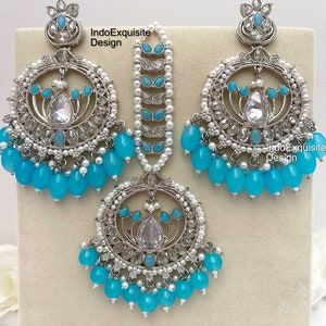 Puede incluir: Un conjunto de pendientes de plata con cuentas azules y blancas, un colgante de plata a juego con cuentas azules y blancas y el texto "IndoExquisite Design".