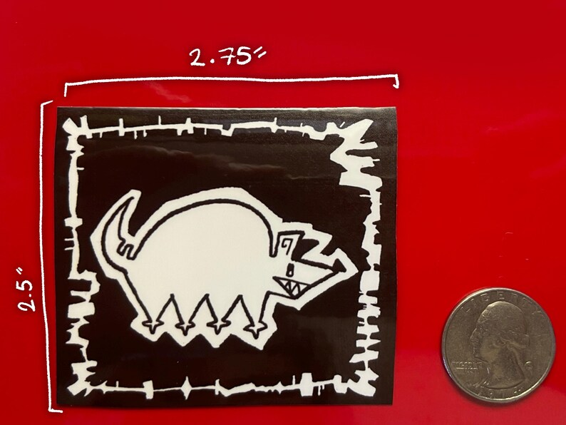以下が含まれることがあります： 白黒のステッカーに、白い輪郭の漫画の生き物が描かれています。生き物は頭が大きく、体が小さく、各足に3本の指があります。ステッカーのサイズは、7cm x 6.35cmです。
