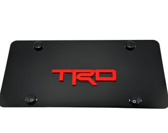 Nummerplaat met zwarte voorkant VANITY-logo met rode embleembadge voor TRD-voertuigen