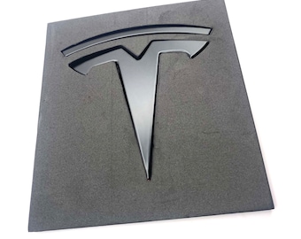 Insignia "T" trasera del Modelo 3: acero inoxidable, negro satinado