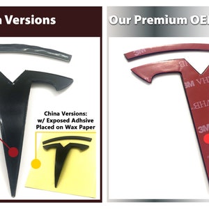 K&ouml;nnte beinhalten: Vergleich von zwei Tesla-Autoemblemen. Die linke Seite zeigt ein schwarzes Emblem mit freiliegendem Kleber und dem Text "Prematurely Exposed Generic Adhesive". Die rechte Seite zeigt ein rotes Emblem mit 3M-Kleber und dem Text "Fresh Genuine 3M Brand Adhesive".